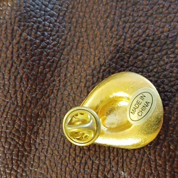 ❤️3/$10❤️ NWOT - Gold Plated Cowboy Hat With Rhinestones Pin - Picture 2 of 3